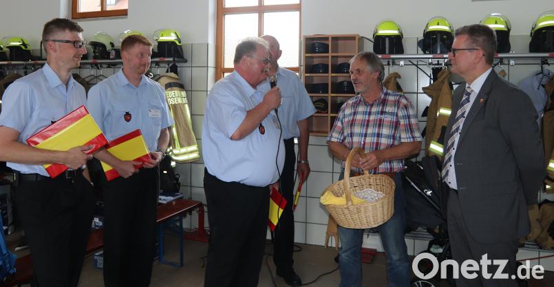Die Ausbeute einer Fotosession hat die Rosenbladl-Redaktion in ein Buch gepackt und den Führungskräften der Rosenberger Feuerwehr überreicht. mfh