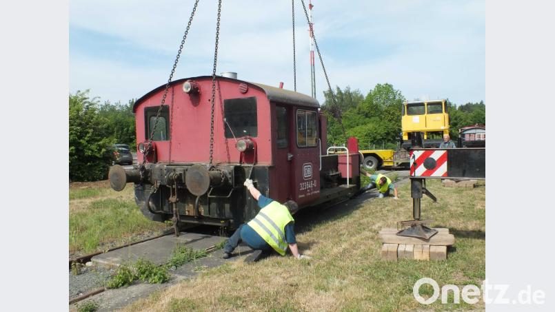 Von Hand wird die Köf in Amberg aufgegleist. Harald Mohr