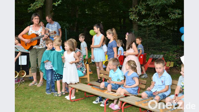 Leiterin Veronika Rupprecht (links) begleitete die kleine Musikgruppe auf ihren Instrumenten.     Bild: fjo Forster, Josef [FJO] (<a href=