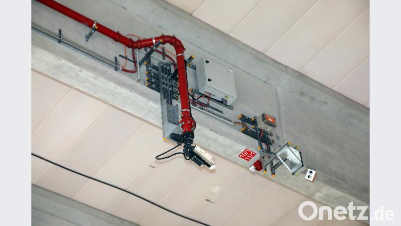 Die Wasserkanone an der Decke erfasst automatisch mögliche Glutnester in der Schredderhalle und löscht sie. Götz