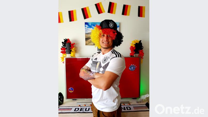Deutschland-Perücke, Deutschland-Trikot und Lederhose: Andreas Götz ist für die Fußball-Weltmeisterschaft gerüstet. exb