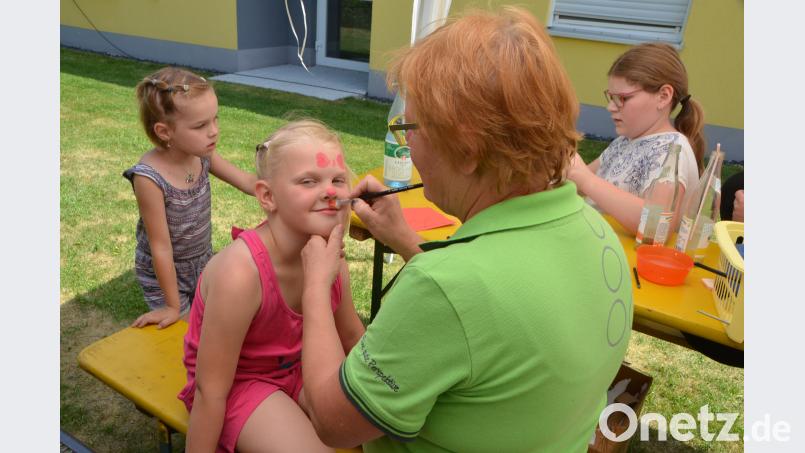 Pflegekräfte bemalten die kleinen Besucher. Jessica ließ sich wunderbar verwandeln. dob