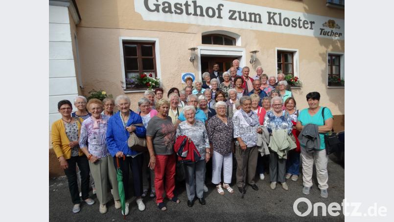 Die Schlichter Senioren vor dem Gasthof zum Kloster in Gnadenberg; hinten links Pfarrvikar Hruday Madanu. ct