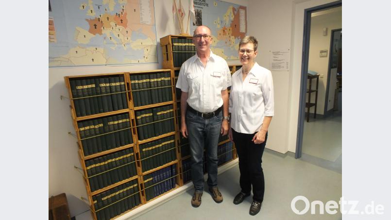 Gerhard und Martina Hofbauer haben das Museum aufgebaut. Hier zeigen sie den Suchdienst des Roten Kreuzes. Harald Mohr