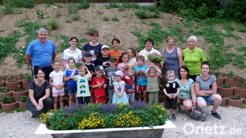 Annemarie Hubatsch (hinten, Dritte von rechts) erklärte den Kindern und Erwachsenen des Gartenbauvereins Dieterskirchen die Arbeit mit den Bienen. Anschließend wurde Honig genascht. exb