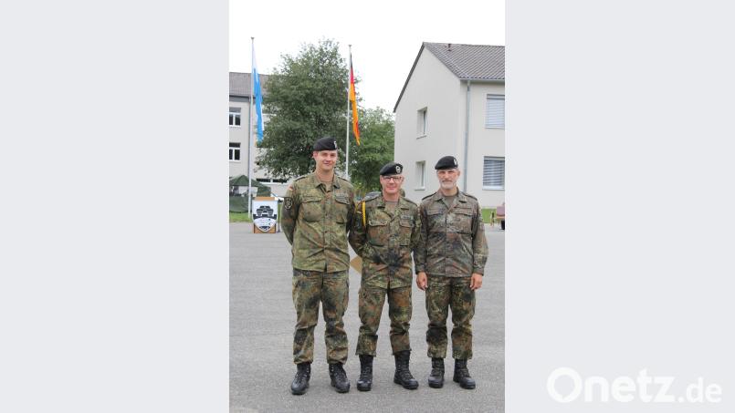 Stabsfeldwebel Jens Riesmann (Mitte) wurde von Kommandeur Stefan Reiße (rechts) zum Oberstabsfeldwebel ernannt. Links der bisherige  Kompaniechef Hauptmann Marc Roser (links). exb