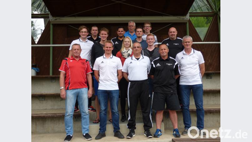 Die Schiedsrichter der Gruppe Weiden absolvierten ihren Vorbereitungslehrgang auf die neue Saison. Das Bild zeigt die Teilnehmer mit Gruppenschiedsrichterobmann Willi Hirsch (links), Lehrwart Manfred Naber (rechts) sowie den Lehrstabsmitgliedern. exb