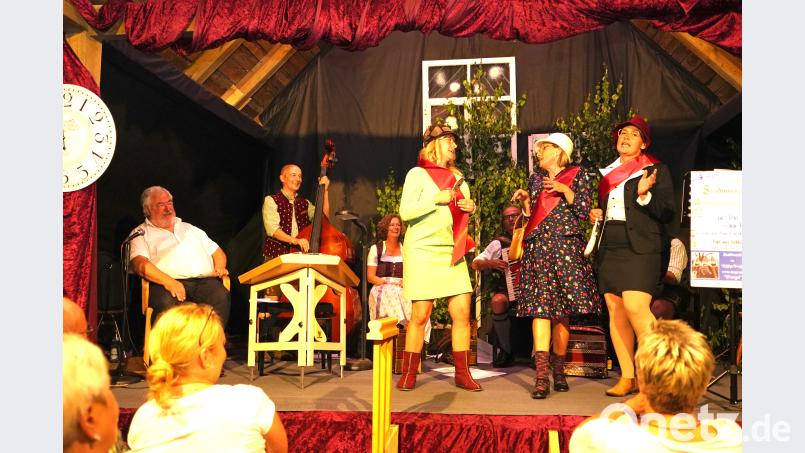 Nikolaus Globisch, Werner Winter, Sabine Pschibl (sitzend, hinten), Steffi Daubenmerkl, Sigi Winter (hinten sitzend), Doris Völkl und Andrea Götz begeistern die Zuhörer. fvo