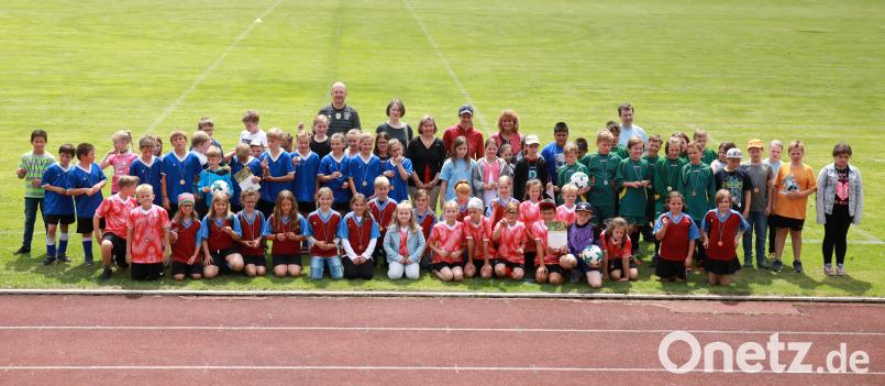 Die ersten vier Siegermannschaften des Fußball-Grundschulwettbewerbs "Klassenmeister" Tirschenreuth, Waldsassen, Waldershof und Mitterteich mit (hinterste Reihe von links) Organisator Alexander Köstler, Schulrätin Martina Puff, Konrektorin Beate Koch und dritter Bürgermeisterin Sonja Heindl (fünfte von links). njn