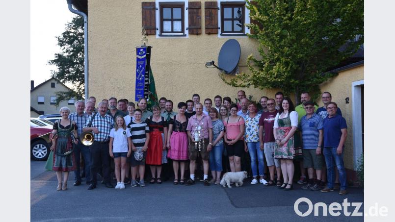 Der neue Gauschützenkönig Bernhard Weber (mit Kette und Krug) freut sich über den Empfang seiner Liebensteiner Schützenfreunde. exb