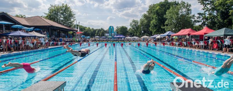 Startsprung ins Hocko-Becken: Beim 19. Kurfürstenpokal waren 390 Schwimmer aus 19 Vereinen, die 1962 Einzel- und 42-Staffelstarts absolvierten. Traub