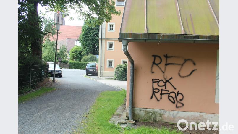 An Gebäude in Kemnath haben Unbekannte in der Nacht von Samstag auf Sonntag rechtsradikale Parolen gesprayt. stg