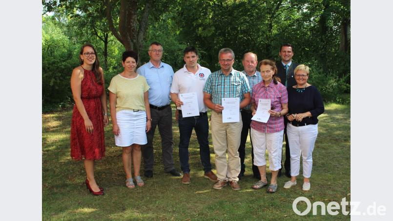 Landrat Thomas Ebeling (Zweiter von rechts) und LAG-Managerin Stephanie Wischert (links) freuten sich mit der Zweiten Bürgermeisterin der Stadt Neunburg vorm Wald, Margit Reichl, Helmut Kramer vom Seniorenbeirat, Christian Beer von der Wasserwacht Saltendorf, Wolfgang Schart und Laurenz Lorenz von der Feuerwehr Mitter-/Oberauerbach,  der  Seniorenbeirats-Vorsitzenden Dr. Sigrid Ullwer-Paul und   der Seniorenbeauftragten Evi Seitz  (von links) über die  Unterstützung. exb