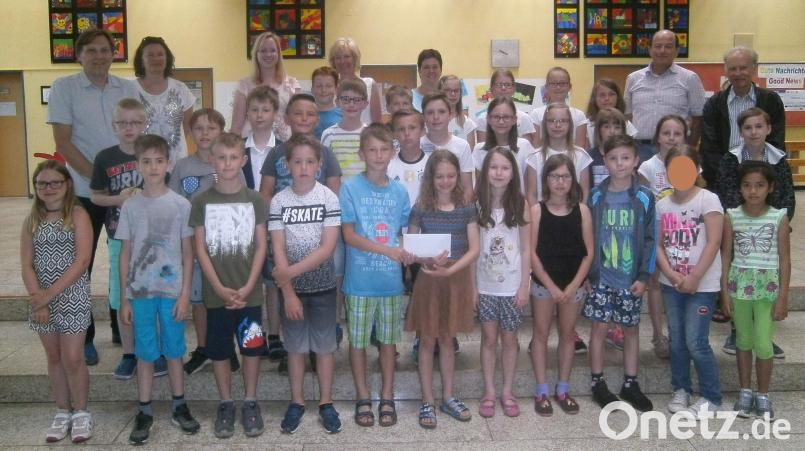 Die 28 Hirschauer Erstkommunikanten übergeben 670 Euro an den Leiter des Ernst-Naegelsbach-Hauses, Stefan Reither (hinten links). Neben ihm (von links): Rektorin Birgit Härtl, Lehrerin Sonja Gayk, Studienrätin Hildegard Feyrer, Gemeindereferentin Barbara Schlosser, Lehrer Alois Feyrer und Pfarrer Hans-Peter Bergmann. u