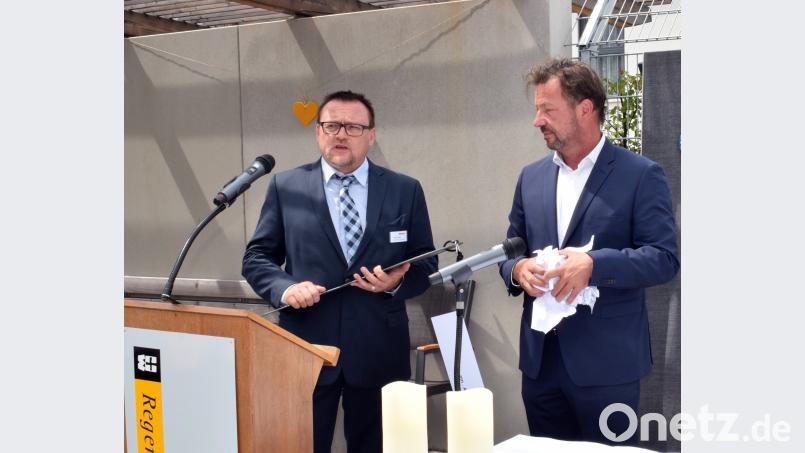 Architekt Urban Meiller (rechts) übergibt Heimleiter Georg Müller symbolisch den Schlüssel des Hauses Rosenau. wku