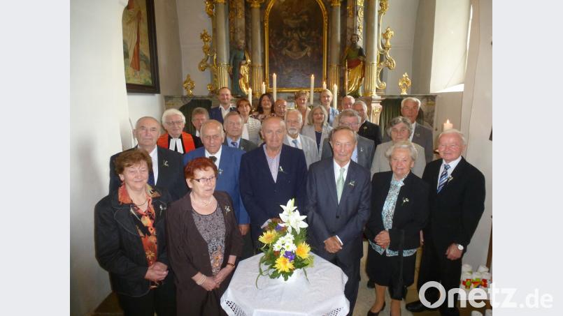 Ihren Glauben und ihr Gottvertrauen haben 23 Jubelkonfirmanden erneuert. Karl Merkel und Alfred Prölß (vorne, von rechts) konnten die seltene Gnadenkonfirmation feiern. bk