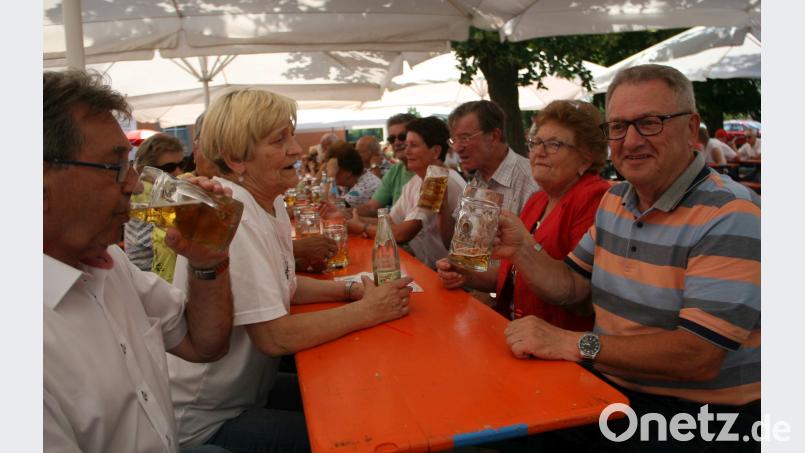 Zum Fest des BRK zog es auch 2. Bürgermeister Fritz Holm mit seiner Gattin Christa (rechts). wro