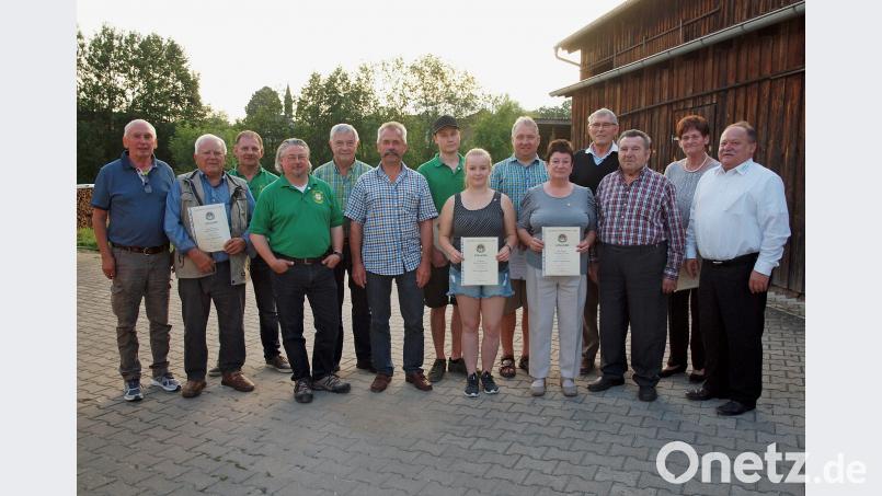Gemeinsam mit Bürgermeister Markus Dollacker (Sechster von rechts), Landessportleiter im OSB, Ludwig Meier (rechts), und Gauschützenmeister Heinrich Fraunholz (links), zeichnet Schützenmeister Heiner Graf (Dritter von links) verdiente Mitglieder für Vereinstreue und langjährige aktive Mitarbeit im Oberpfälzer und Deutschen Schützenbund aus. sön