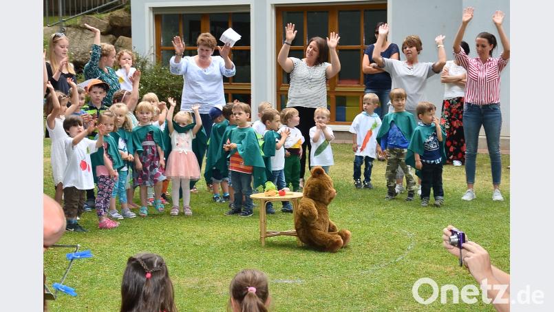 Gemeinsam hießen Personal und Kinder die vielen Besucher herzlich willkommen.        Bild: fjo fjo