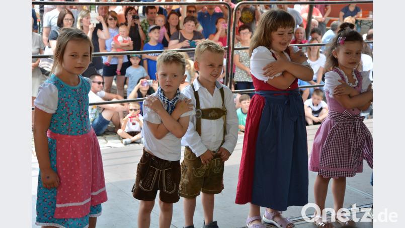 Bejubelt wird der Auftritt der 26 Kinder des Konnersreuther Kinderhauses „Mutter vom guten Rat“. jr