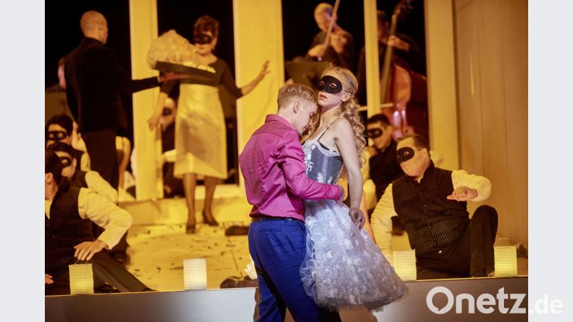 Don Giovanni (Mattias Störmer) treibt ein falsches Spiel mit Zerlina (Martina Fender). Martin Sigmund