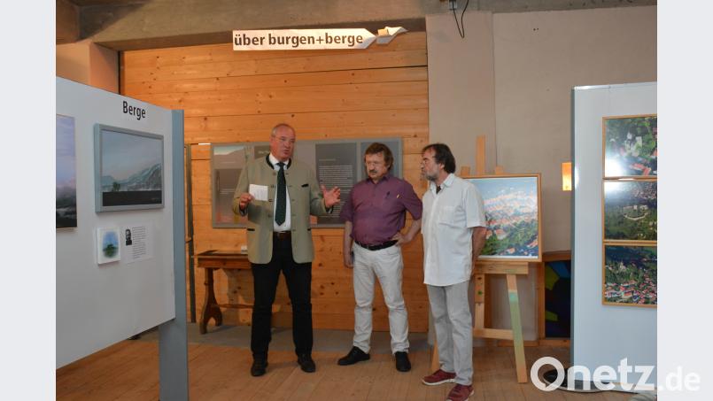 Für den Schirmherrn,  Bezirkstagspräsident Franz Löffler (links),  ist die Ausstellung  der beiden Künstler Franz X. Bogner (Mitte) und und Franz Grundler (rechts) ein Stück Kulturidentität. eya