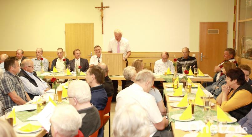 Bei der Mitgliederversammlung der Baugenossenschaft Erbendorf bescheinigte Aufsichtsratsvorsitzender Willi Müller (Rednerpult) eine sparsame Wirtschaftsführung. Vorstizender Dieter Döppl (Fünfter von links) erinnerte an das 100-jährige Bestehen im kommenden Jahr. Neumann, Jochen