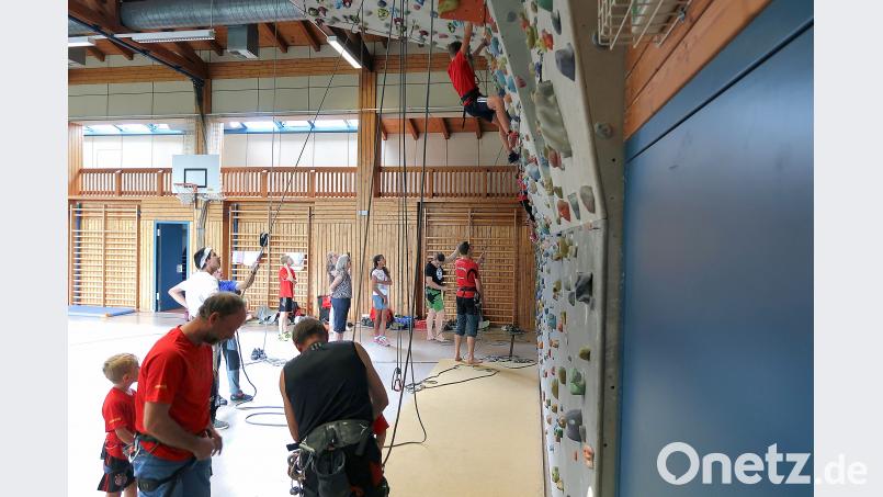 An über 800 Griffen zum „Gipfel&quot; ins Dach der Steinwaldhalle: Die Sparte Klettern beeindruckte Jung und Alt. bsc