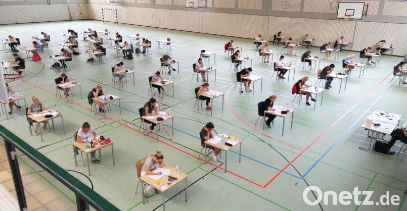 In der Turnhalle rauchen die Köpfe der künftig staatlich geprüften Assistenten für Hotel- und Tourismusmanagement. exb