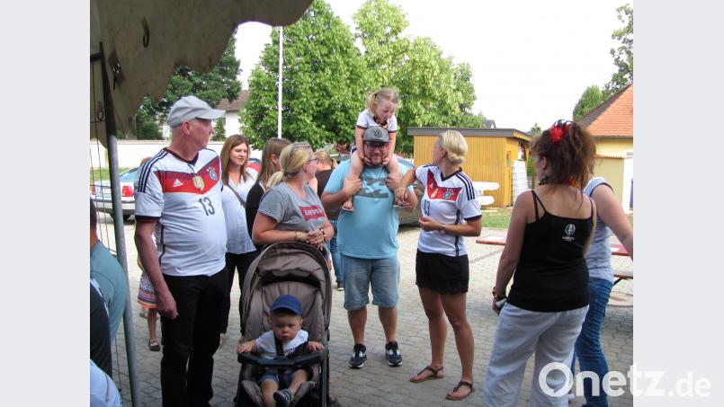 Vom Baby im Kinderwagen über Eltern bis Großeltern waren ganze Familienverbände vertreten. Seifried, Eva [SEI] (<a href=