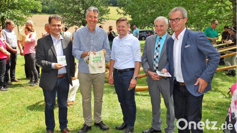 Leonhard Zintl (von links), Dr. Strauß mit Sammelbeutel, MdL Reiß, G. Kopp und Bürgermeister Werner Nickl. hl