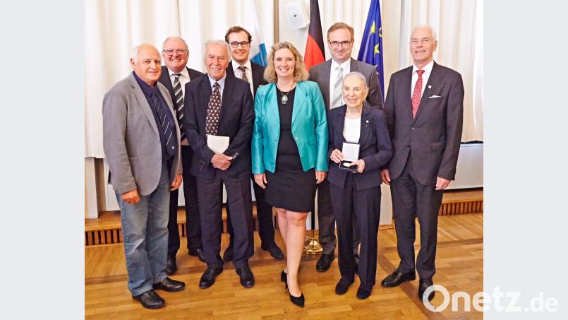 Erika Odemer (Zweite von rechts) erhielt die Staatsmedaille für soziale Verdienste durch Ministerin Kerstin Schreyer (Mitte) überreicht. Es gratulierten (von links) Reinhold Malzer, Heinz Weigl, Helmut Hörger, Tobias Ehrenfried, Alexander Flierl und Arnold Kimmerl. exb