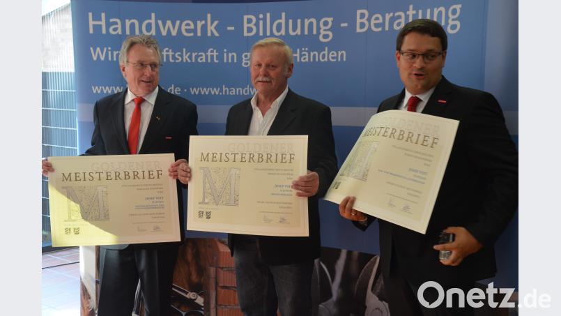 Zwei Hände reichten nicht aus für drei Goldene Meisterbriefe, die Kammervizepräsident Konrad Treitinger (links) mit Geschäftsführer Alexander Stahl (rechts) an Handwerker Josef Voit überreichten. Kunz