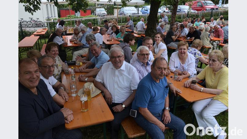 Pfarrer Gerhard Pausch sitzt inmitten der Besucher beim Pfarrfest St. Johannes. Auch Gemeindemitglieder aus der Pfarrei Herz Jesu feiern mit. Kunz, Helmut [uz] (HELMUT.KUNZ-WEIDEN@T-ONLINE.DE)