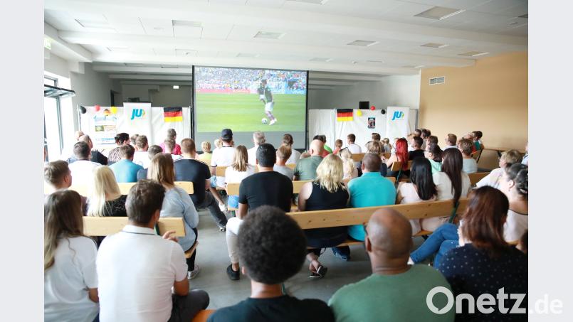 Im Mehrzwecksaal fieberten die Besucher beim Public-Viewing mit. Leider ohne Erfolg. Neumann, Jochen [NJN] (jochen.neumann@erbendorf.de)