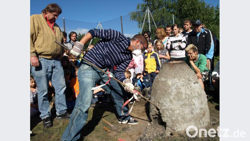 Bei einem Schulprojekt der Volksschule Ammersricht im Jahr 2009 hat man einen funktionierenden Rennofen nachgebaut. Harald Mohr
