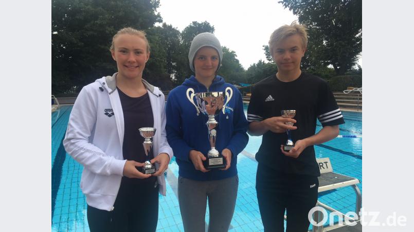 Beim internationalen Sprinter-Meeting in Landau/Isar gingen drei Pokale an Aktive des Tirschenreuther Schwimm-Clubs. Von links: Viktoria Bogner, Kathrin Bachmeier und Fynn Legat. rbg