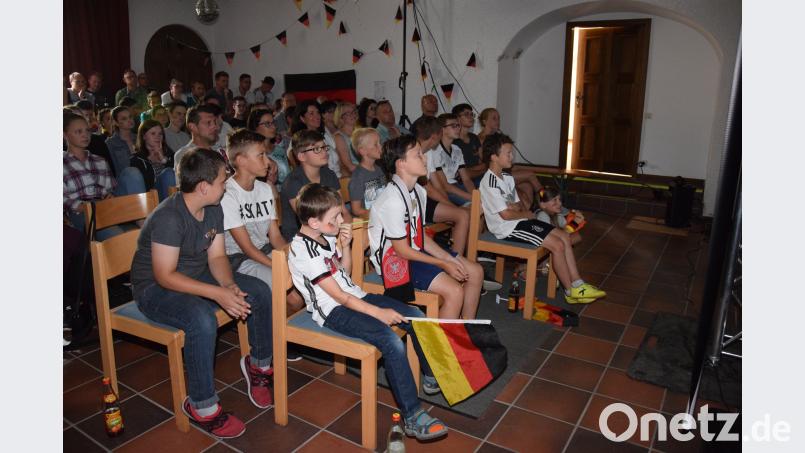 Gebannt folgten auch die Waldthurner Nachwuchsfußballer den  Geschehnissen auf der großen Leinwand fla