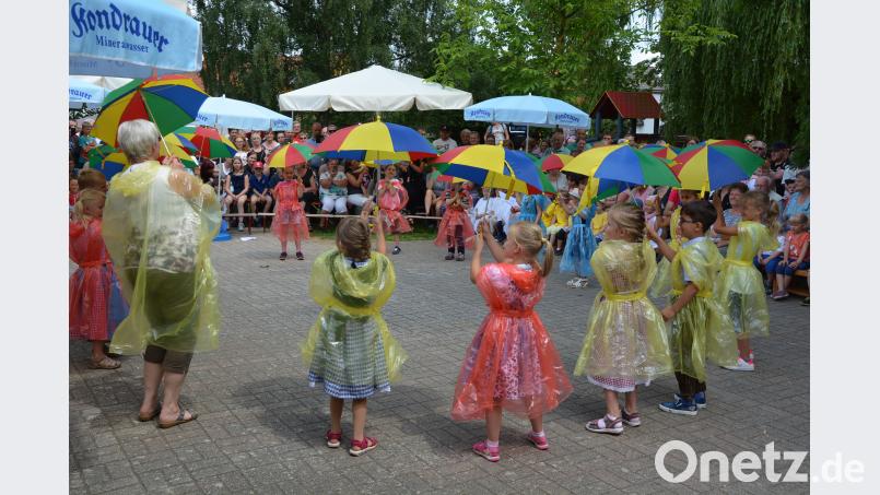 „Ob Regen oder Sonnenschein, wir wollen tanzen groß und klein“, so lautete das Motto des Sommerfestes des Kindergartens St. Hedwig am vergangenen Samstag. Die gut halbstündige Vorführung der 120 Kinder wurde mit viel Beifall belohnt jr