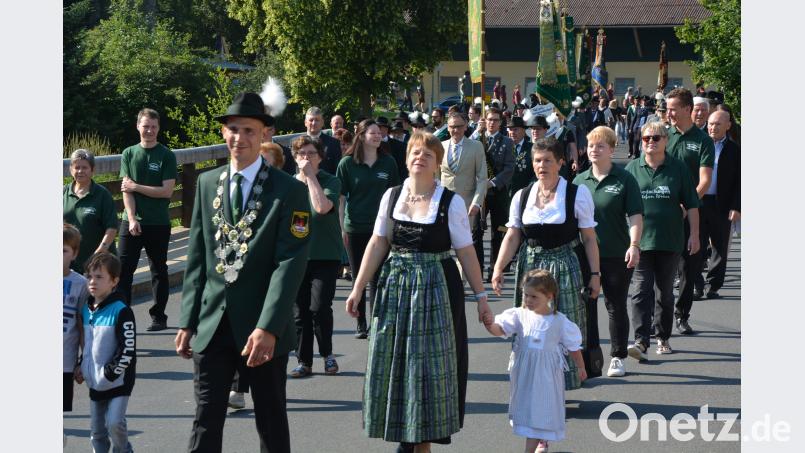 Über 30 Vereine beteiligten sich an einem stattlichen Kirchenzug anlässlich des 95. Geburtstag von „Tell“ Hundsbach. Angeführt wurde der Zug von der Münchenreuther Bauernkapelle. jr