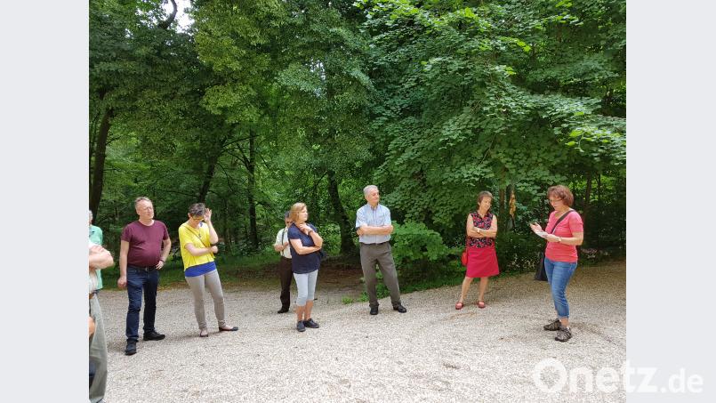 Maria Richthammer erläuterte den interessierten Zuhörern die wechselhafte Geschichte der Sakralbauten auf den Eixlberg. hir