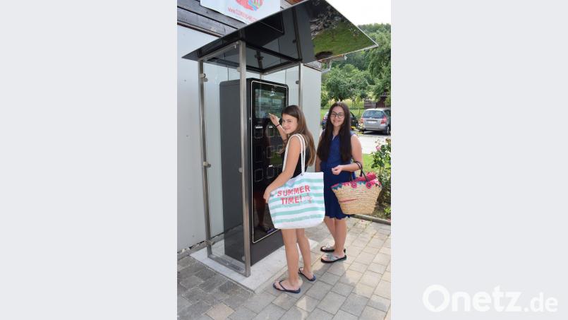 Selina und Hannah lösen eine Tageskarte am neuen Kassenautomaten. wku