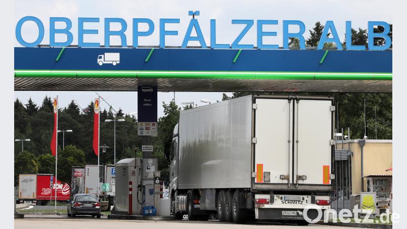 Im Aufliegers eines Sattelzugs (hier ein Symbolbild) hat die Polizei auf dem Autobahn-Rastplatz Oberpfälzer Alb zwei Flüchtlinge gefunden.  [WSB]