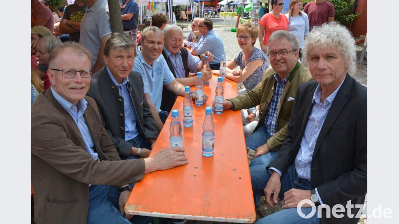 Auch für die Ehrengäste gibt es keinen Alkohol, sondern nur Wasser zum Durststillen. Rechts im Bild Landrat Wolfgang Lippert und  links Bürgermeister Max Bindl. jr