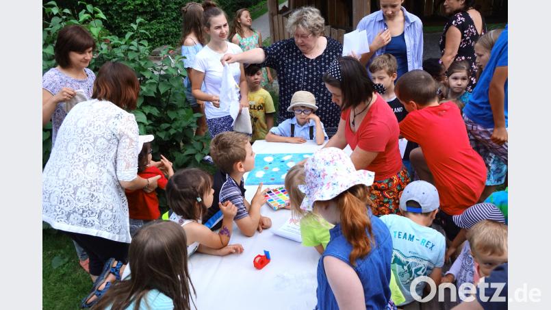 Einem Bild geben die Kinder Leben. Mit Fingerabdrücken bringen sie bunte Luftballone in ein Bild ein und heben so die Monotonie auf. bkr