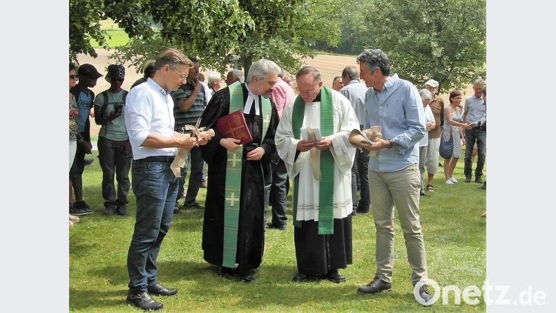 Die beiden Geistlichen mit MdL Reiß (links) und Dr. Strauß (rechts). hl