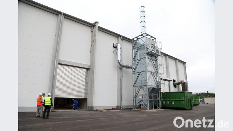 An der Rückseite der großen Halle steht die Absauganlage. Der anfallende Staub wird hier aus der Abluft gefiltert. Götz