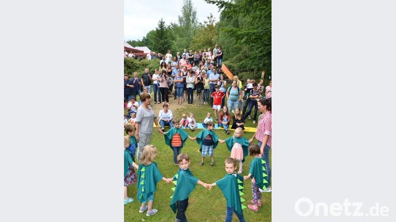 In grünen Drachenkostümen tanzte die gelbe Gruppe Ringelreihen.      Bild: fjo fjo