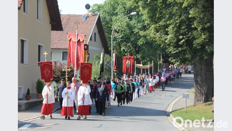 Mit einer Prozession durch das Dorf legte die Pfarrgemeinde ein Bekenntnis ihres Glaubens ab. frd