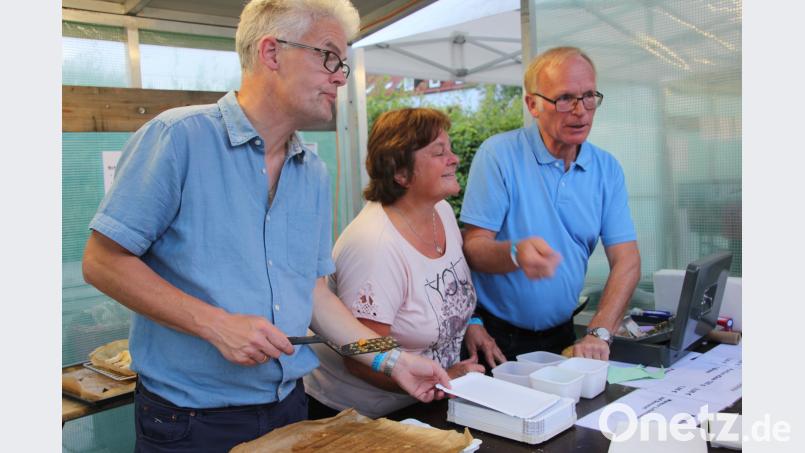 Richter Peter Neuner (links) und Albert Müller, früherer Leiter des Jugendamts, arbeiten im Service mit. kro